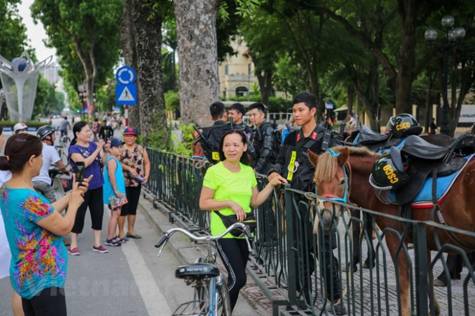 Rất đông người dân Thủ đô tỏ ra hào hứng với những chú ngựa thuộc biên chế Bộ Tư lệnh Cảnh sát cơ động. 