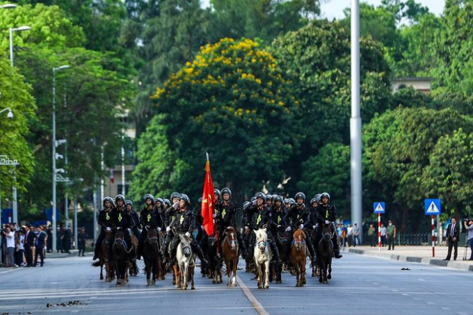 Kỵ binh Cảnh sát cơ động diễu hành trên đường Độc Lập