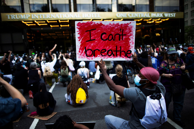   Cách đây vài ngày, một nhóm đã tọa kháng trước khách sạn Trump International Hotel ở Manhattan.  