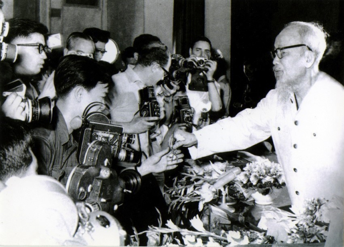  Chủ tịch Hồ Chí Minh gặp gỡ phóng viên các cơ quan báo chí trong và ngoài nước tại thủ đô Hà Nội (5/1968). (Ảnh: TTXVN)  