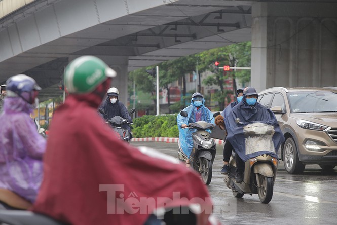 Người dân khổ sở di chuyển trên đường phố Hà Nội vào giờ cao điểm mỗi khi có mưa, gió.