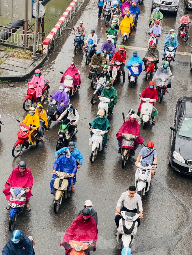 Những ngày qua, người dân Hà Nội liên tiếp bị tình trạng cứ mưa là tắc đường.