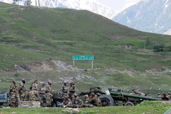   Binh lính Ấn Độ nghỉ ngơi cạnh khẩu pháo trước khi di chuyển tới Ladakh ngày 16/6 - Ảnh: REUTERS  