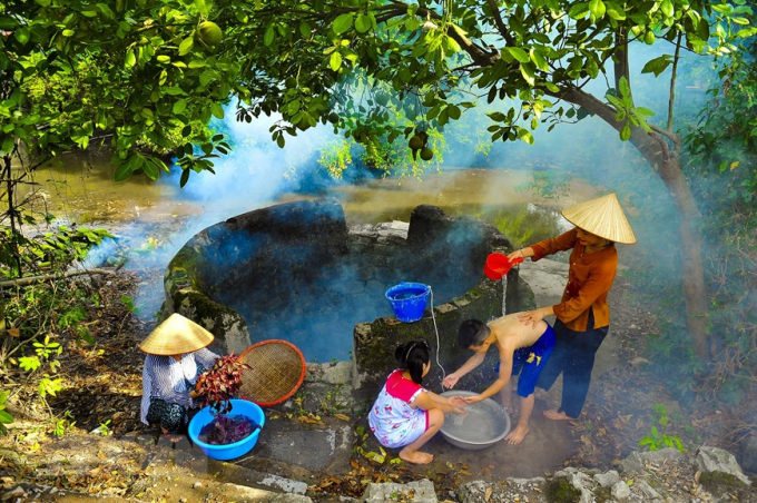   Người dân Hoa Lư sinh hoạt bên giếng làng. (Ảnh: Minh Đức/TTXVN)  