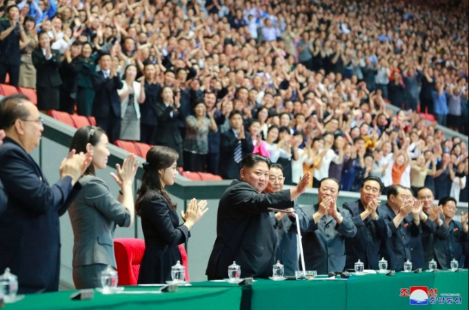Kim Yo Jong (người thứ hai từ trái qua) cùng vợ chồng anh trai đứng trên khán đài.