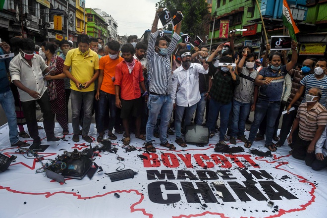 Người Ấn Độ biểu tình kêu gọi tẩy chay hàng hóa Trung Quốc. Ảnh: Getty Images.