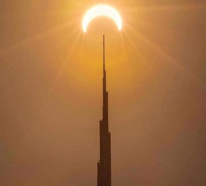   Nhật thực hình khuyên phía trên tòa tháp cao nhất thế giới Burj Khalifa, 828 m ở Dubai. Ảnh: UAElabours.  