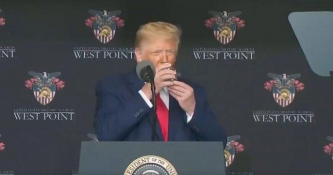   Nhà lãnh đạo Mỹ uống cốc nước sau bài phát biểu.  