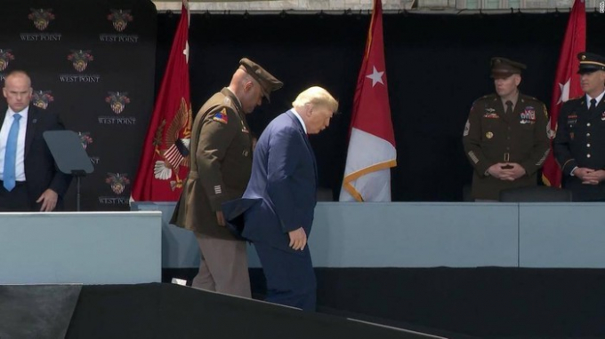   Ông Trump bước xuống đoạn cầu thang dốc với sự trợ giúp của một vị tướng - ảnh CNN.  