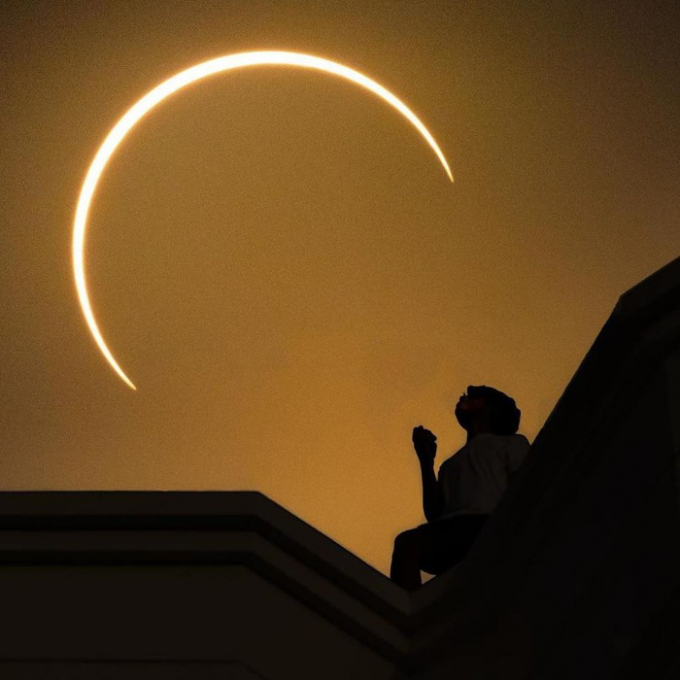 Ảnh trên là concept khi nhật thực diễn ra ở Kolkata, Ấn Độ. Còn bên dưới là sự kết hợp giữa 2 bức ảnh thật chụp Mặt Trăng và con người tại Oman. Ảnh: Theguiincubicle, Albulushi Halima.