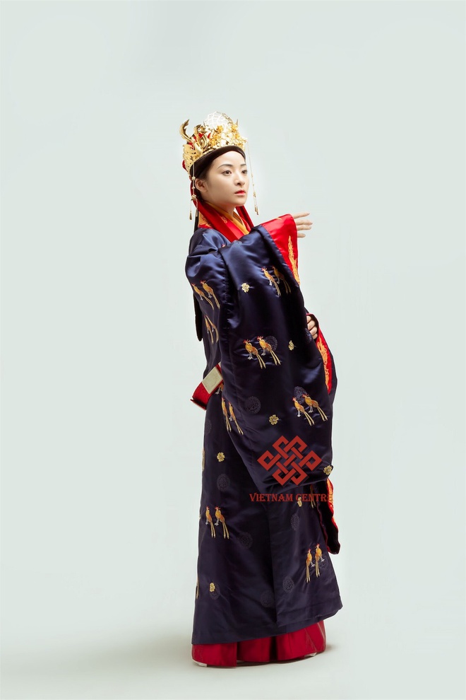 Bộ trang phục này có tên Huy Địch, dành cho hậu phi với hoa văn chim trĩ được trang trí tinh tế.