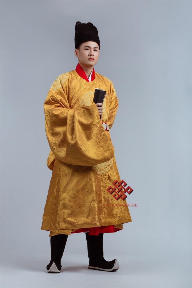   Điểm nhấn của Dệt nên triều đại có lẽ chính là bộ Hoàng Bào (Long Bào). Đây là áo mà hoàng đế dùng để thiết triều cũng như tham gia các đại lễ của triều đình. Đi kèm bộ cổ phục này thường là loại mũ có tên Xung Thiên Quan (theo Lịch triều hiến chương loại chí).  