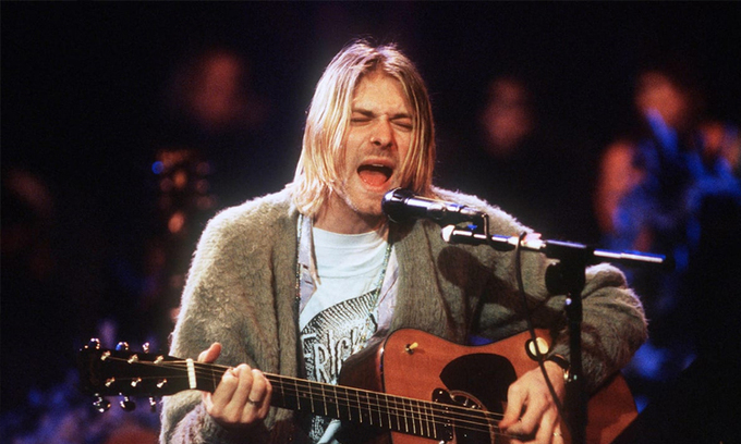   Kurt Cobain và chiếc guitar trong buổi diễn MTV Unplugged 1993. Ảnh: MTV.  
