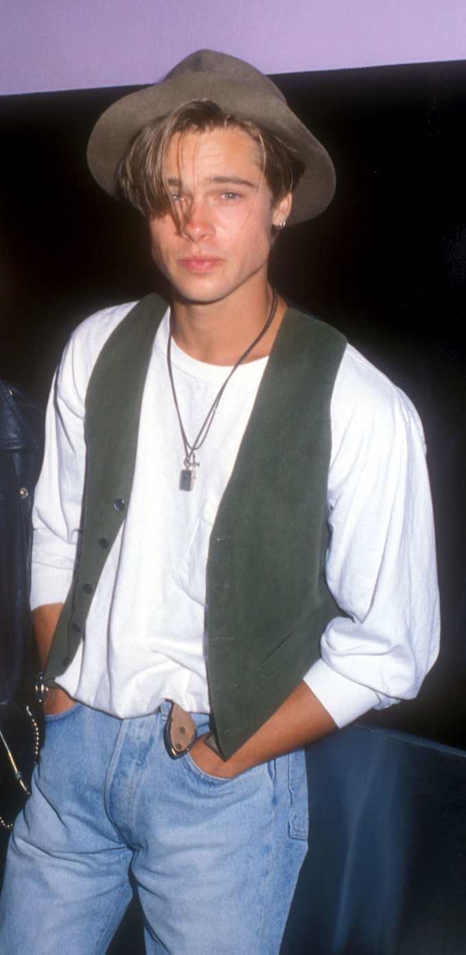 Mái tóc rũ xuống cùng phong cách thời trang đậm chất thập niên 90 của nam tài tử Brad Pitt. 