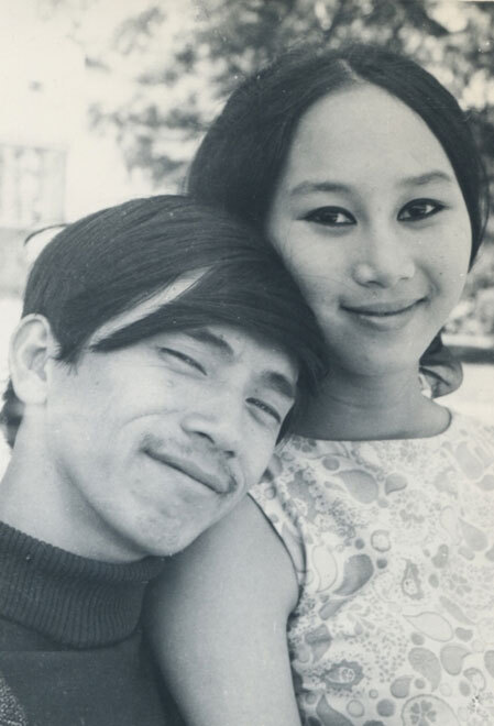 Hình ảnh thời còn trẻ của nhạc sĩ Lê Uyên Phương (trái) và vợ tại Đà Lạt năm 1968.