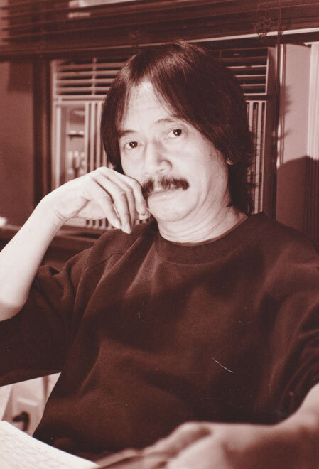   Nhạc sĩ Lê Uyên Phương chụp ảnh tại Long Beach - Mỹ năm 1999.  