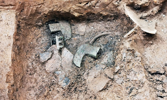   Dấu vết mộ và đồ tùy táng ở hố H1.  