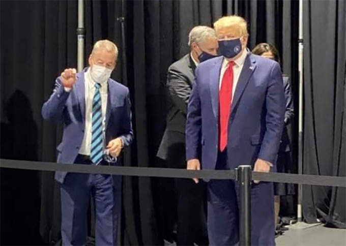 Hình ảnh ông Trump đeo khẩu trang khi đi thăm nhà máy cách đây không lâu. 