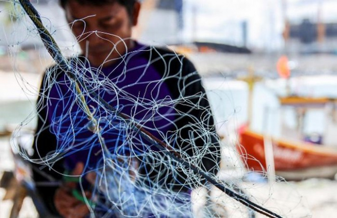   Lưới đánh cá hỏng sẽ được tái chế thành dụng cụ chống COVID-19. Ảnh: Reuters  