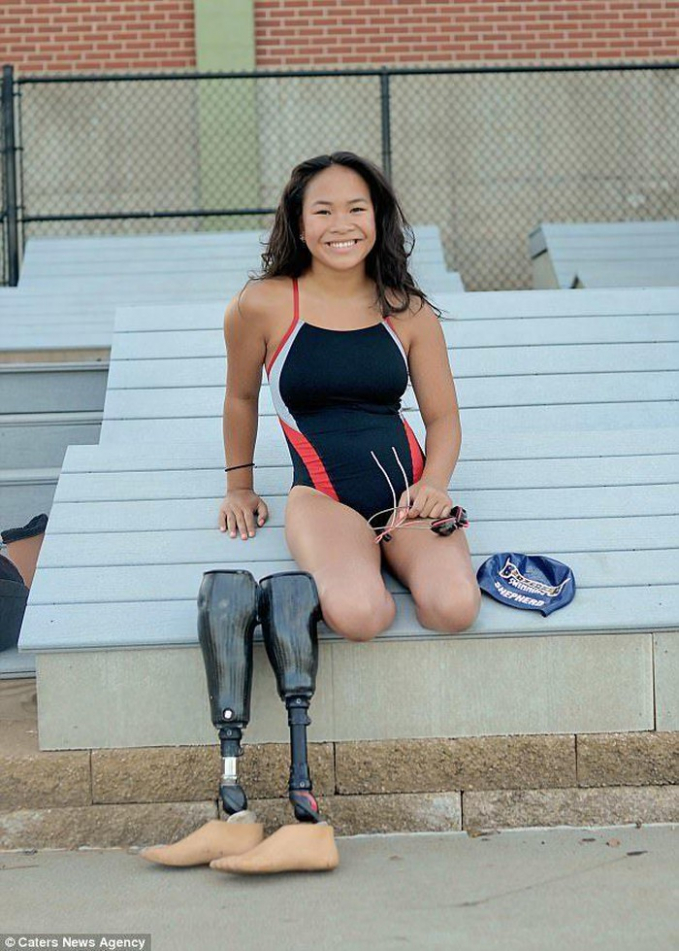 Cô gái gốc Việt cụt 2 chân trở thành người mẫu và vận động viên bơi lội tiềm năng ở Mỹ