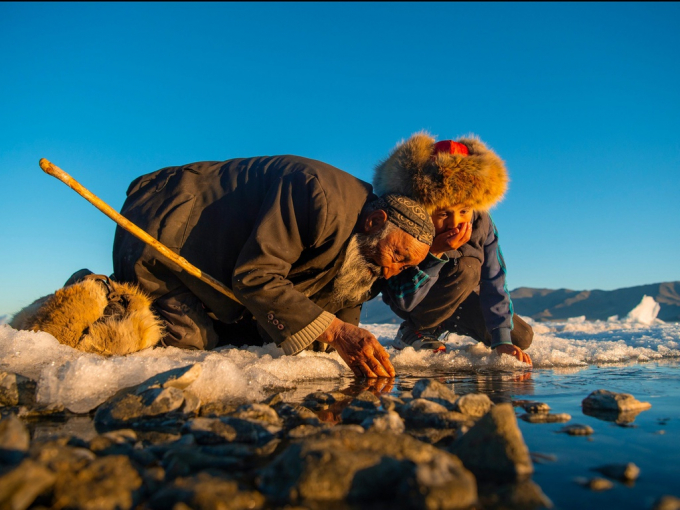 Đây là bức ảnh chụp lại khoảnh khắc hai cha con đang uống nước bằng tay tại hồ thiêng ở Bayan-Ölgii, Mông Cổ sau hành trình dài đi bộ đường dài từ nhà đến hồ. Bức ảnh được đặt tên là 