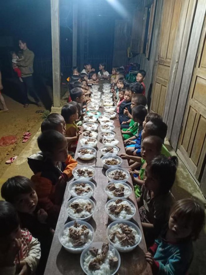   Buổi liên hoan cuối năm của các em học sinh trường Tắk Pổ với món mì gà.   