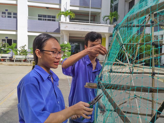 Nhóm học sinh có hoàn cảnh đặc biệt chế tạo thùng rác hình cá để thu gom rác thải nhựa