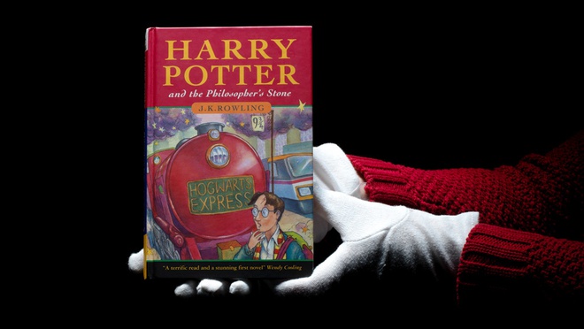 Bản in đầu tiên của cuốn truyện Harry Potter and the Philosopher's Stone (Harry Potter và Hòn đá phù thủy) - J. K. Rowling- được bán với giá 90.000 USD trong buổi đấu giá ở Anh. Đây là bản in hiểm có trong 5000 bản đầu tiên được tung ra thị trường thời điểm đó. Ảnh: Bonhams Auction House.