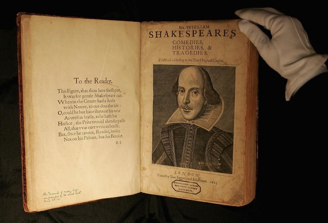 Cuốn Folio đầu tiên của Shakespeare (sách khổ lớn) được bán với giá 6,2 triệu USD trong cuộc đấu giá tại New York, Mỹ năm 2012. Đến năm 2016, một bộ gồm 4 ấn bản của cuốn sách này đã được bán với giá hơn 3,68 triệu USD, trong đó bao gồm ấn bản đầu tiên chưa từng được biết có tồn tại của cuốn Folio. Ảnh: Reuters.