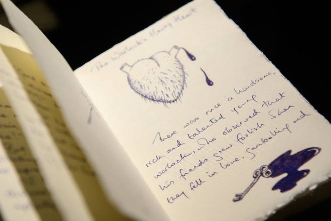 Cuốn he Tales of Beedle the Bard. 7 cũng của J. K. Rowling,  được đấu giá với mức 3,89 triệu USD. J. K. Rowling từng đích thân viết tay, vẽ minh họa, đóng bìa da và nạm đá quý cho 7 ấn bản đặc biệt. Trong số đó có 6 cuốn đã được đem tặng, còn cuốn cuối cùng được đấu giá. Số tiền này được sử dụng cho LUMOS - quỹ từ thiện nhằm tìm mái ấm cho trẻ em mồ côi của Rowling.  Ảnh: Leon Neal.