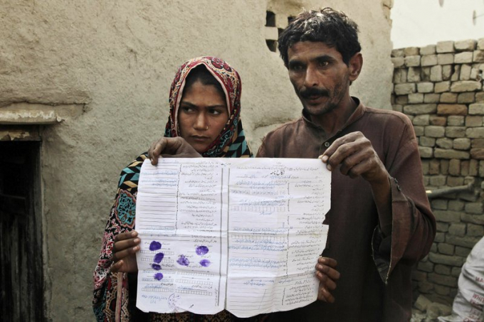 Một cặp đôi người Pakistan và bản hợp đồng hôn nhân. Ảnh: AP.