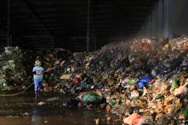 Dêm 16/7, các công nhân tại khu xử lý chất thải rắn của Công ty Môi trường đô thị Hà Nội chi nhánh Cầu Diễn (Urenco 7) vẫn đang bận bịu với việc xử lý rác.