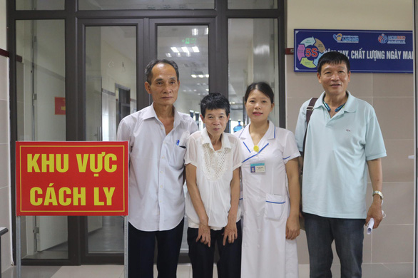   Bà Huệ (thứ 2 từ trái sang) và người thân, cán bộ y tế của Bệnh viện Đa khoa tỉnh Lạng Sơn trước khi rời bệnh viện sáng 17-7 - Ảnh: Bệnh viện  Đa khoa tỉnh Lạng Sơn  