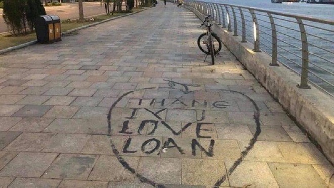   Vẽ bậy trên đường ở Hạ Long: Tháng 7/2019, một người đã dùng sơn viết dòng chữ 
