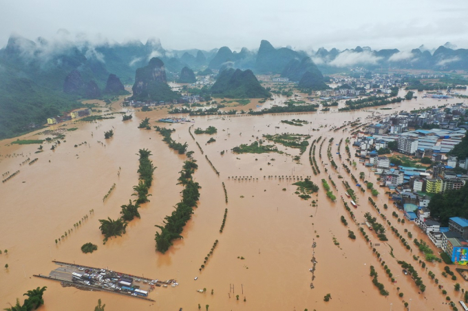 Huyện Dương Sóc bị nước sông Li tràn qua sau khi một con đập ở Khu tự trị dân tộc Choang Quảng Tây, Trung Quốc, vỡ vào ngày 7/6. Ảnh: Reuters.