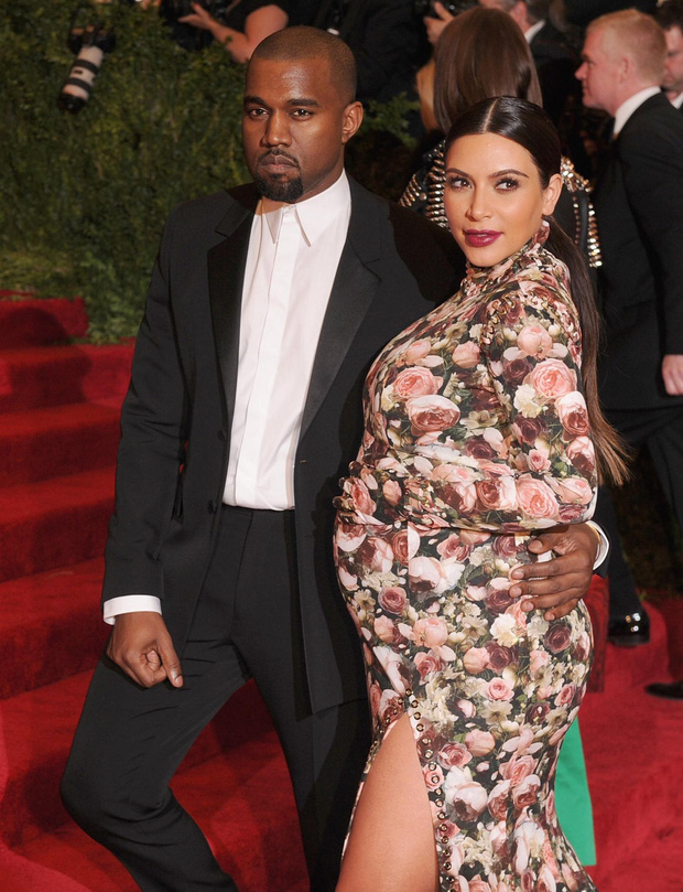 Dù chưa kết hôn Kim đã mang bầu đứa con đầu lòng với Kanye.
