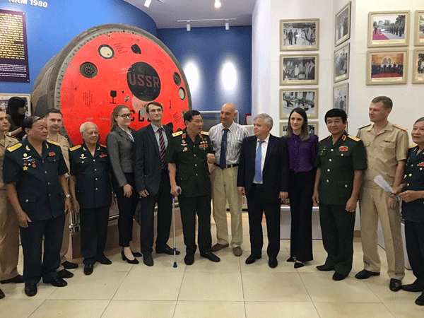 Anh hùng phi công Phạm Tuân (người mặc quân phục đứng giữa) cùng các bạn Nga và Việt Nam tại cuộc gặp gỡ nhân kỷ niệm 40 năm chuyến bay vào vũ trụ.