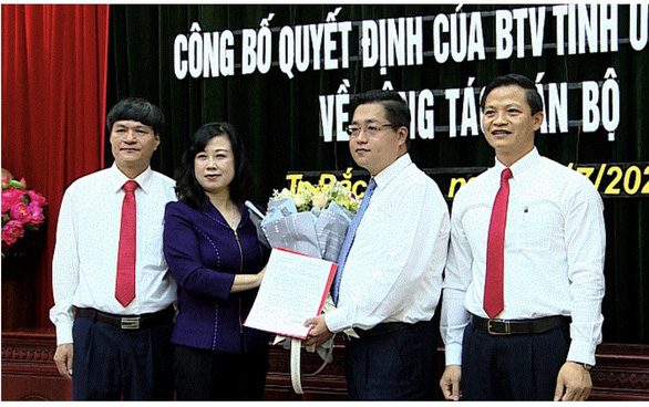   Phó bí thư thường trực tỉnh ủy Đào Hồng Lan trao quyết định điều động, chỉ định ông Nguyễn Nhân Chinh (thứ hai từ phải) làm bí thư Thành ủy Bắc Ninh - Ảnh: TTCP  