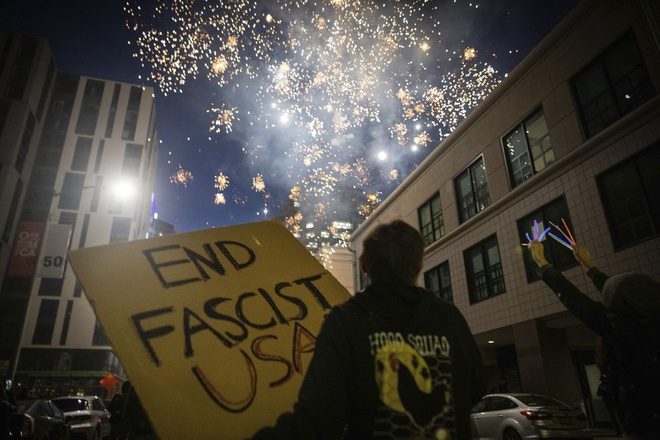 Người biểu tình đốt pháo hoa trên các nẻo đường của thành phố Oakland, bang California. Ảnh: AP.