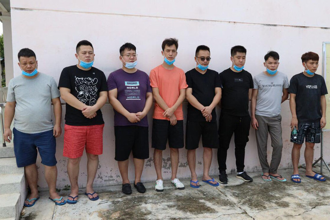   8 người Trung Quốc bị phát hiện ở Tây Ninh được đưa vào khu vực cách ly. Ảnh: Hồng Tuyết.  