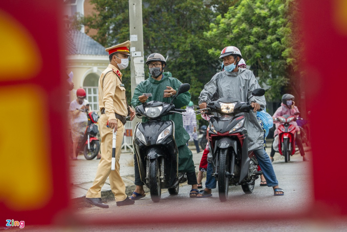 Vì chưa nắm được thông tin nên nhiều người đã bị chặn lại khi di chuyển từ Quảng Nam sang Đà Nẵng. 