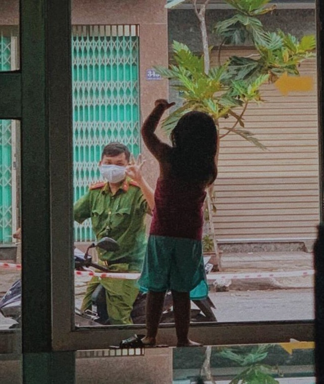 Xúc động với hình ảnh chiến sĩ công an Đà Nẵng chỉ dám chào con qua cửa kính
