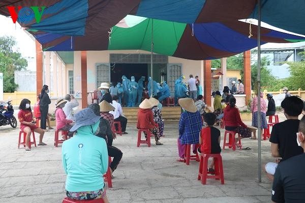   Người dân thôn Lệ Sơn Nam, xã Hòa Tiến, huyện Hòa Vang được lấy mẫu xét nghiệm.  