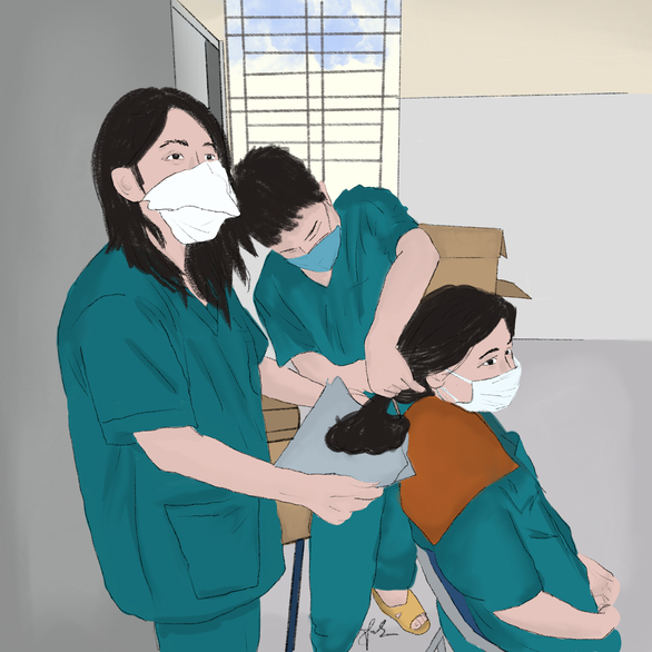 Hình ảnh bác sĩ Nhật Trường công tác ở bệnh viện Phổi Đà Nẵng ghi lại khoảnh khác các nữ đồng nghiệp cắt tóc ngắn để thuận tiện cho công việc trong khu cách ly.