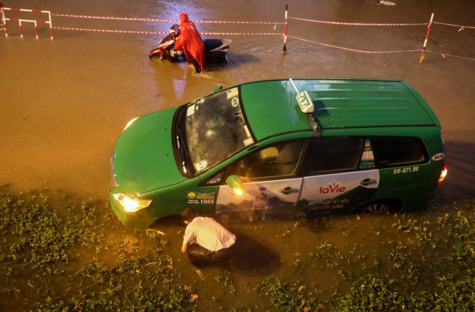   Chiếc taxi chết máy đậu hơn ba tiếng trên đường gần chân cầu Sài Gòn.  