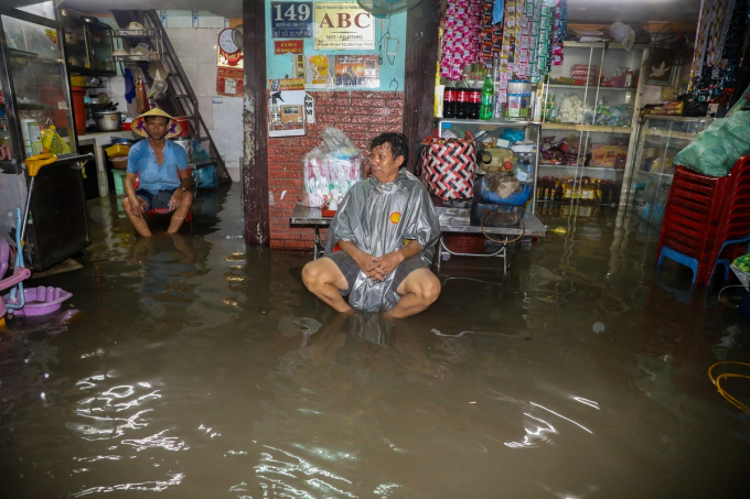 Đến 22h nước vẫn ngập lênh láng trong nhà, người dân chỉ biết ngồi chờ nước rút.
