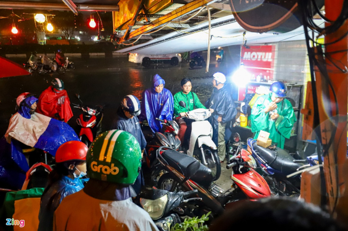 Hầu hết tiệm sửa xe xung quanh khu Thảo Điền, Nguyễn Hữu Cảnh chật kín xe máy.
