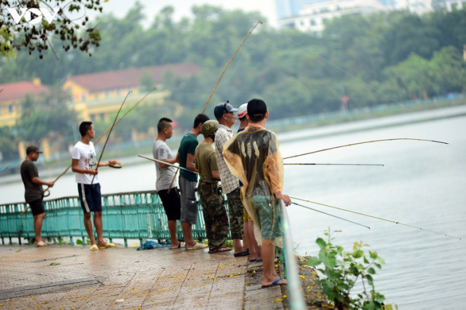   Rất đông người dân Hà Nội ra câu cá tại Hồ Tây trên đường Thanh Niên.  