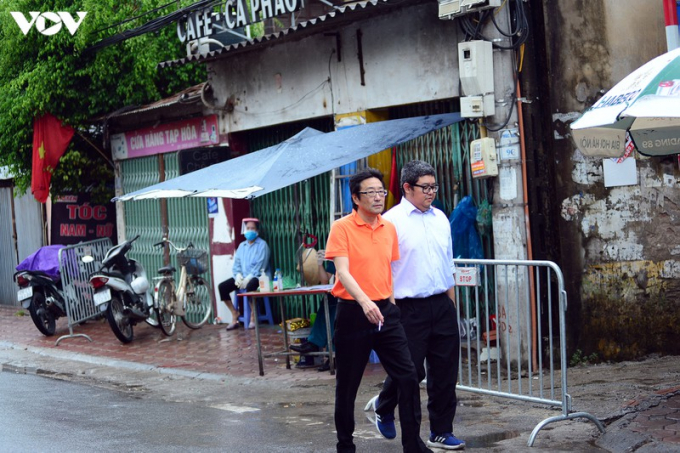   Ngay trước hàng rào cách ly liên quan đến BN714 ở Kiều Mai, Hà Nội vẫn có cảnh người dân đi lại không đeo khẩu trang.  