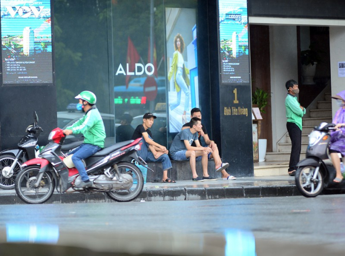   Nhiều người dân vẫn thờ ơ với dịch bệnh, ngồi tập trung khá nhiều ở quảng trường Đông Kinh Nghĩa Thục.  